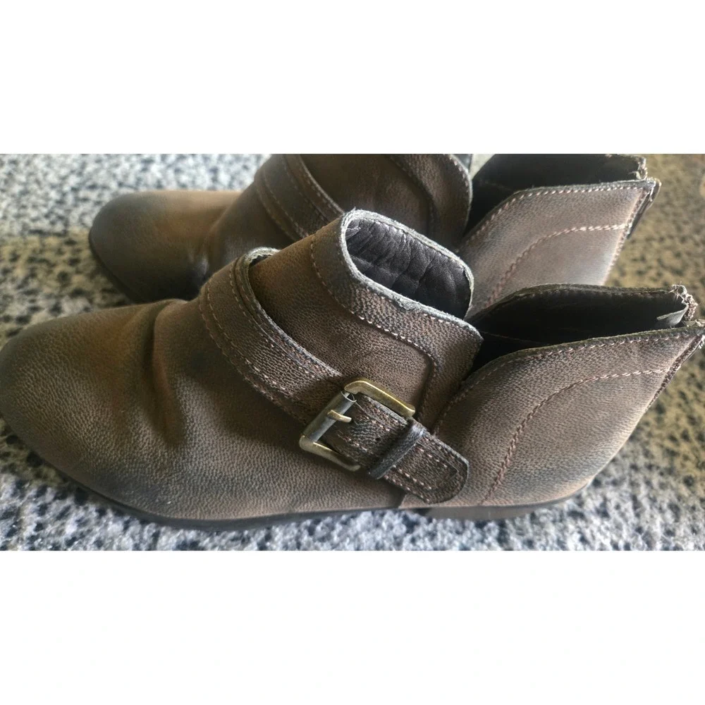 Pierre Dumas Brown Distressed Ankle Boots Buckle Strap Back Zip Booties 7.5